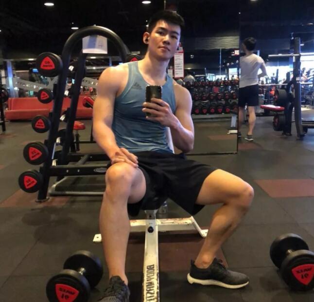 看点∣185寸头帅哥INS曝照太撩人，这只小狼狗用精壮的肌肉征服了我！ - 51虹马