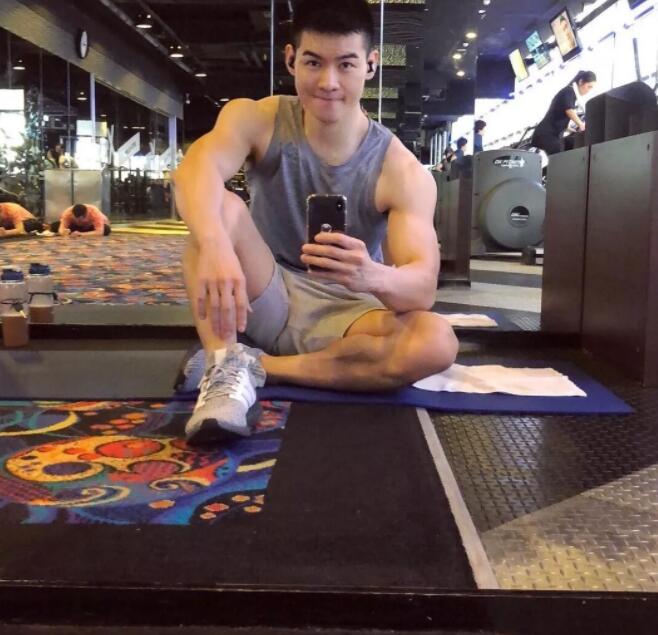 看点∣185寸头帅哥INS曝照太撩人，这只小狼狗用精壮的肌肉征服了我！ - 51虹马