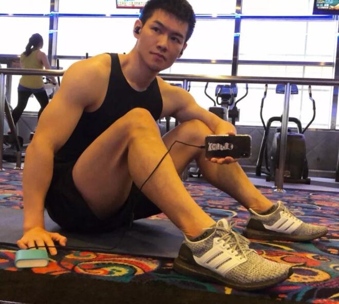 看点∣185寸头帅哥INS曝照太撩人，这只小狼狗用精壮的肌肉征服了我！ - 51虹马