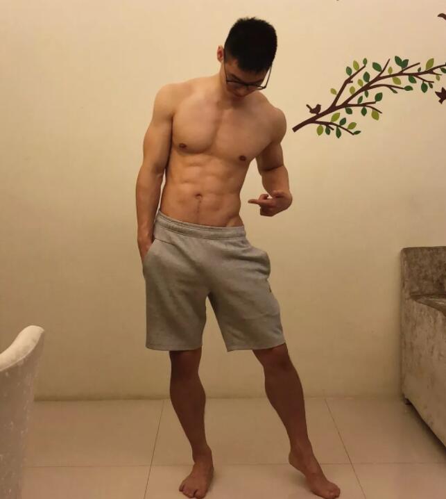 看点∣185寸头帅哥INS曝照太撩人，这只小狼狗用精壮的肌肉征服了我！ - 51虹马