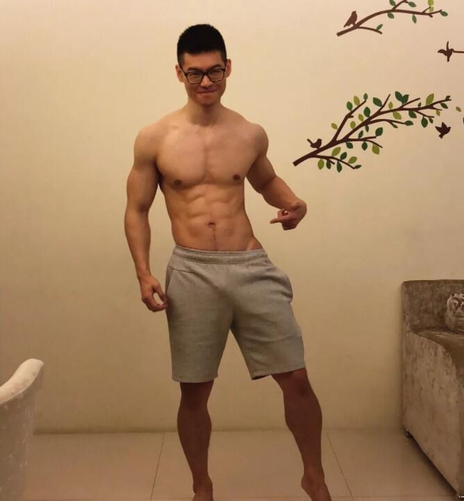 看点∣185寸头帅哥INS曝照太撩人，这只小狼狗用精壮的肌肉征服了我！ - 51虹马