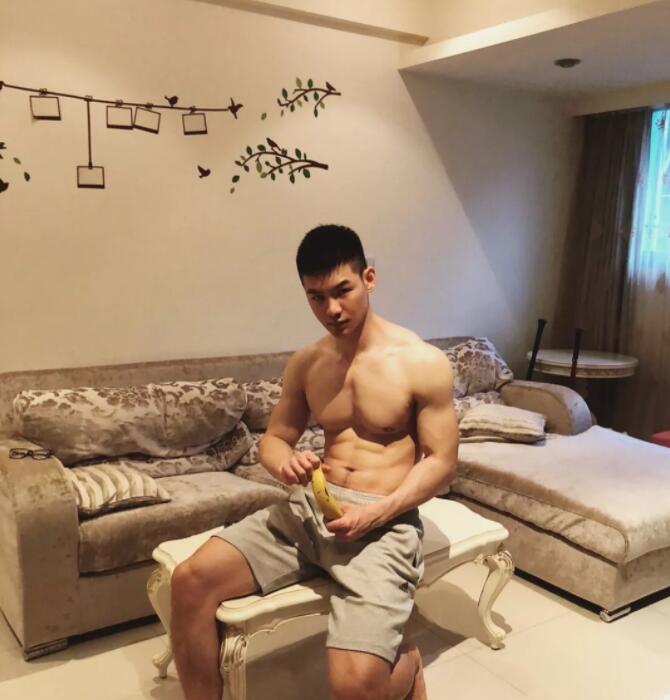 看点∣185寸头帅哥INS曝照太撩人，这只小狼狗用精壮的肌肉征服了我！ - 51虹马