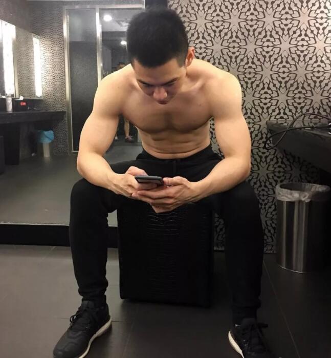 看点∣185寸头帅哥INS曝照太撩人，这只小狼狗用精壮的肌肉征服了我！ - 51虹马