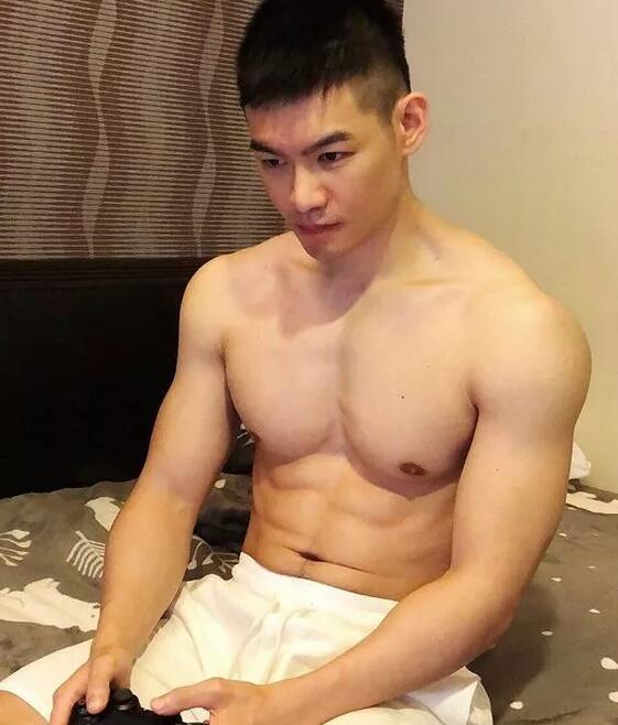 看点∣185寸头帅哥INS曝照太撩人，这只小狼狗用精壮的肌肉征服了我！ - 51虹马