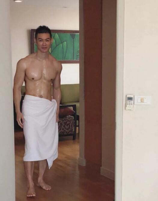 看点∣185寸头帅哥INS曝照太撩人，这只小狼狗用精壮的肌肉征服了我！ - 51虹马