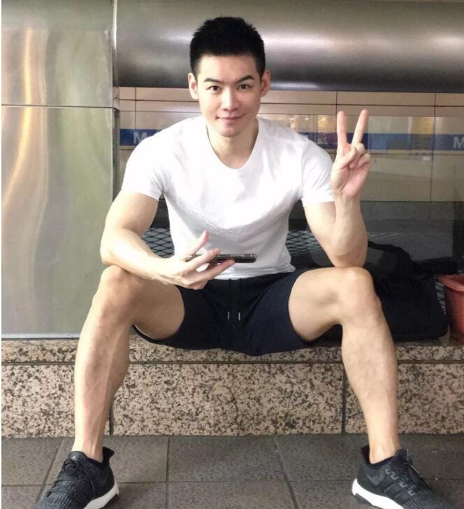 看点∣185寸头帅哥INS曝照太撩人，这只小狼狗用精壮的肌肉征服了我！ - 51虹马