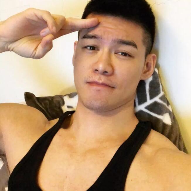 看点∣185寸头帅哥INS曝照太撩人，这只小狼狗用精壮的肌肉征服了我！ - 51虹马