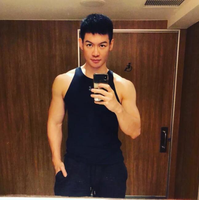 看点∣185寸头帅哥INS曝照太撩人，这只小狼狗用精壮的肌肉征服了我！ - 51虹马