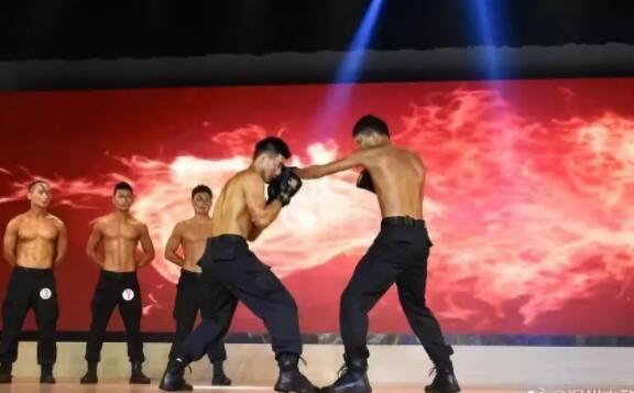 最帅狙击手参选特警型男大赛！狼狗腰＋腱子肉荷尔蒙炸裂！ - 51虹马