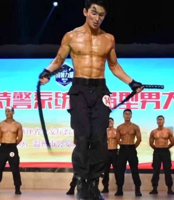 最帅狙击手参选特警型男大赛！狼狗腰＋腱子肉荷尔蒙炸裂！ - 51虹马