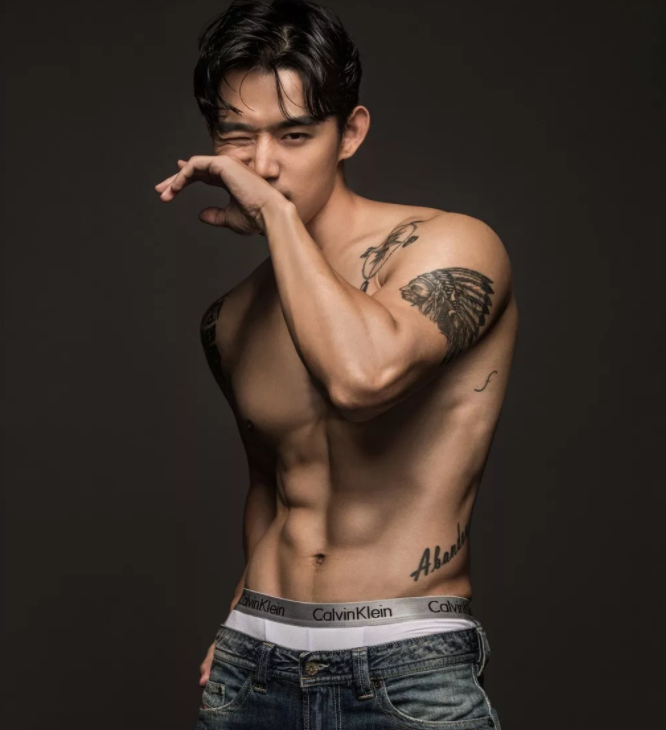 看点∣腱子肉男模兼职健身私教，霸气纹身配王字腹肌，你是押大or小？ - 51虹马