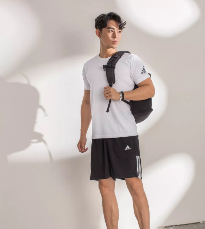 看点∣腱子肉男模兼职健身私教，霸气纹身配王字腹肌，你是押大or小？ - 51虹马