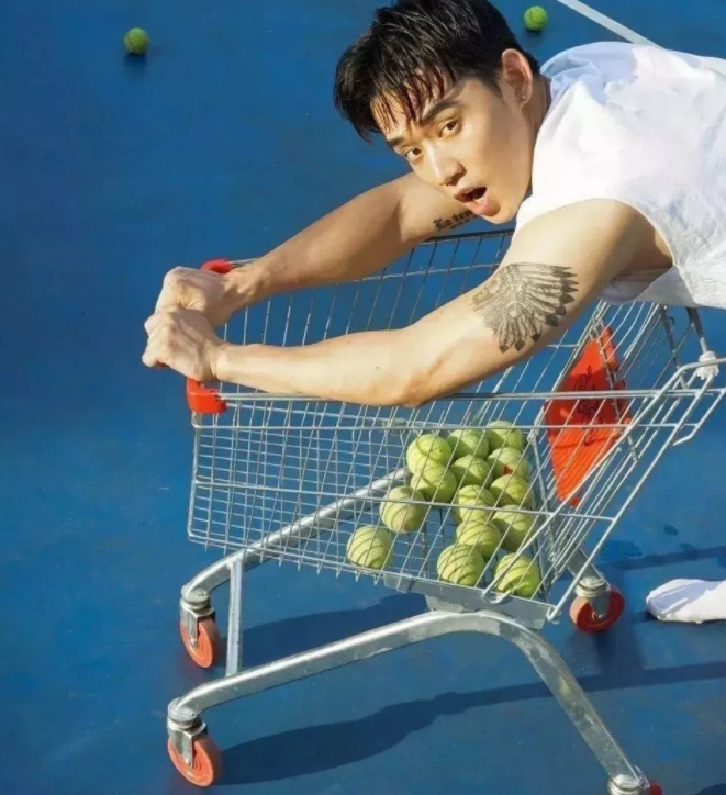 看点∣腱子肉男模兼职健身私教，霸气纹身配王字腹肌，你是押大or小？ - 51虹马