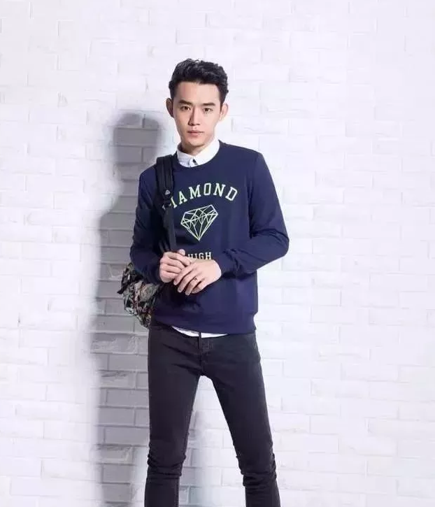 看点∣腱子肉男模兼职健身私教，霸气纹身配王字腹肌，你是押大or小？ - 51虹马