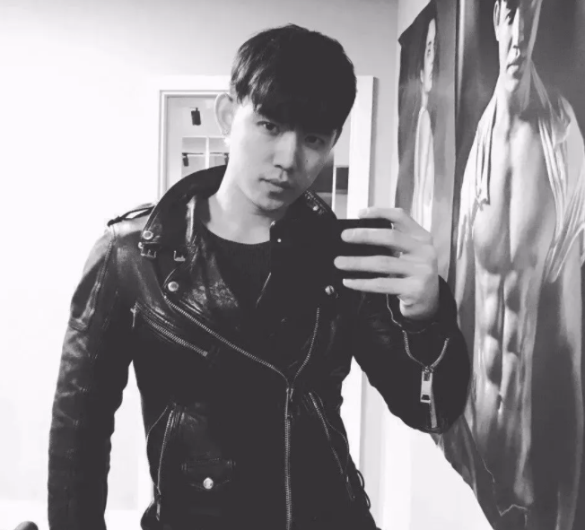 看点∣腱子肉男模兼职健身私教，霸气纹身配王字腹肌，你是押大or小？ - 51虹马