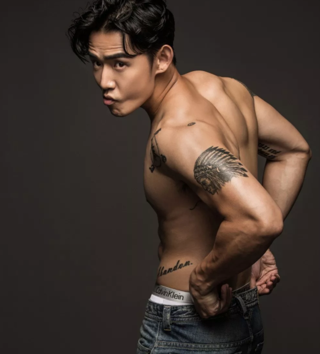 看点∣腱子肉男模兼职健身私教，霸气纹身配王字腹肌，你是押大or小？ - 51虹马
