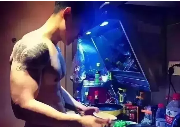 看点∣腱子肉男模兼职健身私教，霸气纹身配王字腹肌，你是押大or小？ - 51虹马