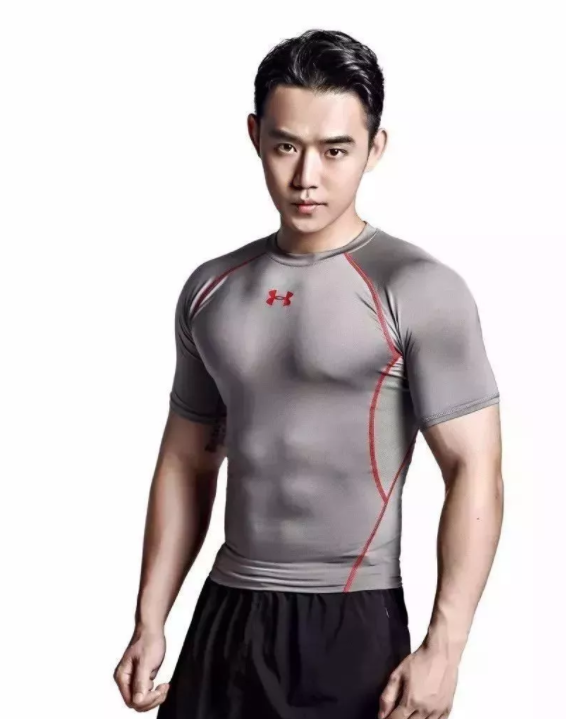 看点∣腱子肉男模兼职健身私教，霸气纹身配王字腹肌，你是押大or小？ - 51虹马