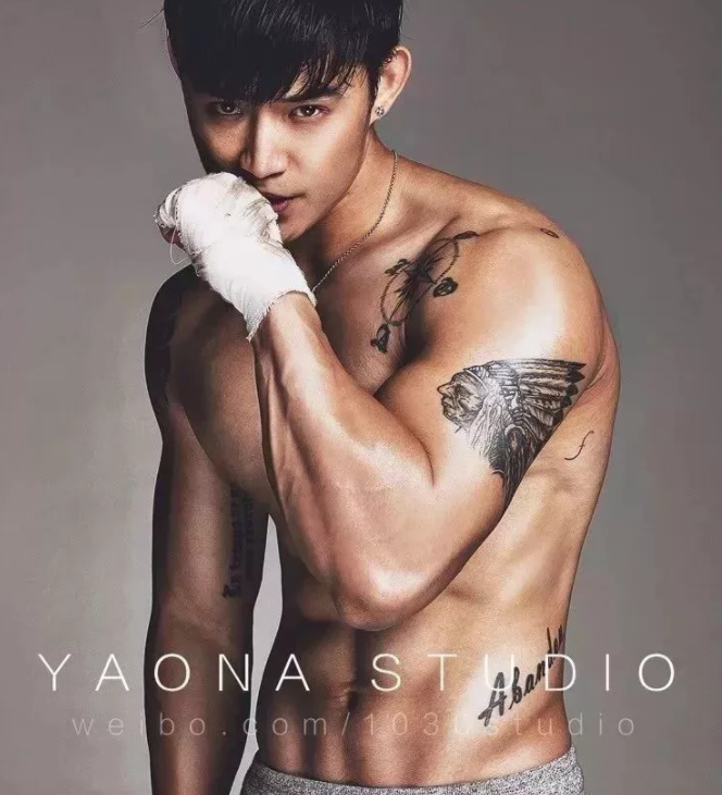 看点∣腱子肉男模兼职健身私教，霸气纹身配王字腹肌，你是押大or小？ - 51虹马