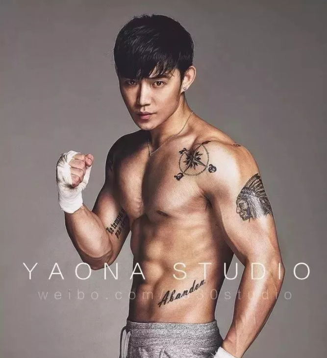 看点∣腱子肉男模兼职健身私教，霸气纹身配王字腹肌，你是押大or小？ - 51虹马