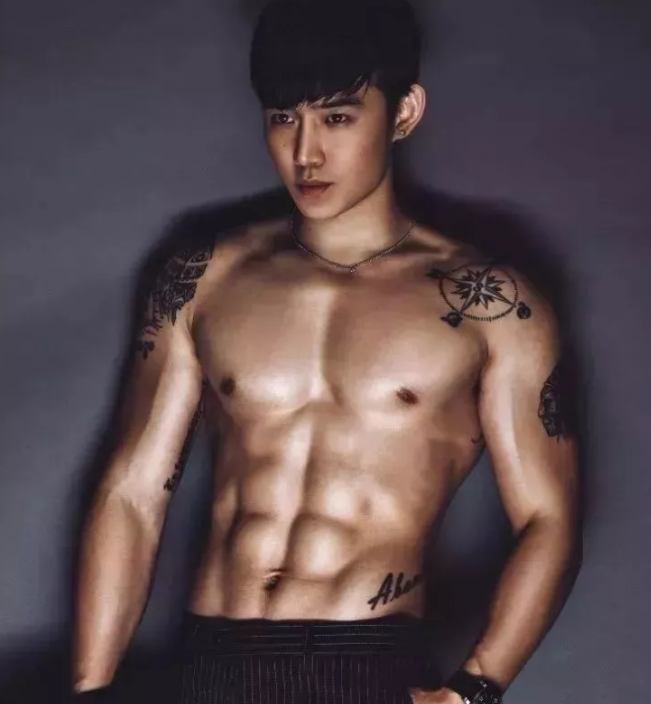 看点∣腱子肉男模兼职健身私教，霸气纹身配王字腹肌，你是押大or小？ - 51虹马