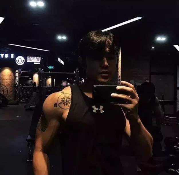 看点∣腱子肉男模兼职健身私教，霸气纹身配王字腹肌，你是押大or小？ - 51虹马