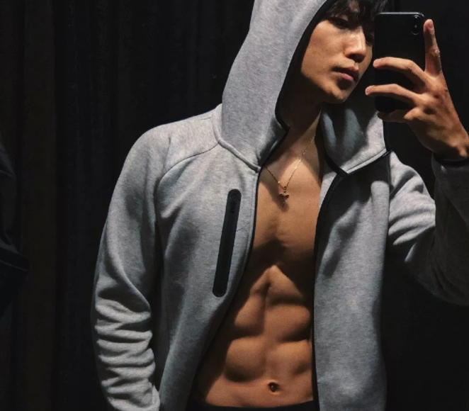 看点∣腱子肉男模兼职健身私教，霸气纹身配王字腹肌，你是押大or小？ - 51虹马