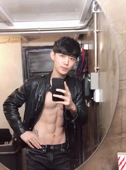 看点∣腱子肉男模兼职健身私教，霸气纹身配王字腹肌，你是押大or小？ - 51虹马