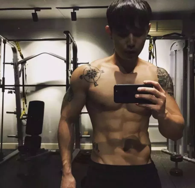看点∣腱子肉男模兼职健身私教，霸气纹身配王字腹肌，你是押大or小？ - 51虹马