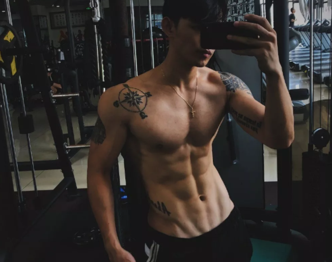 看点∣腱子肉男模兼职健身私教，霸气纹身配王字腹肌，你是押大or小？ - 51虹马