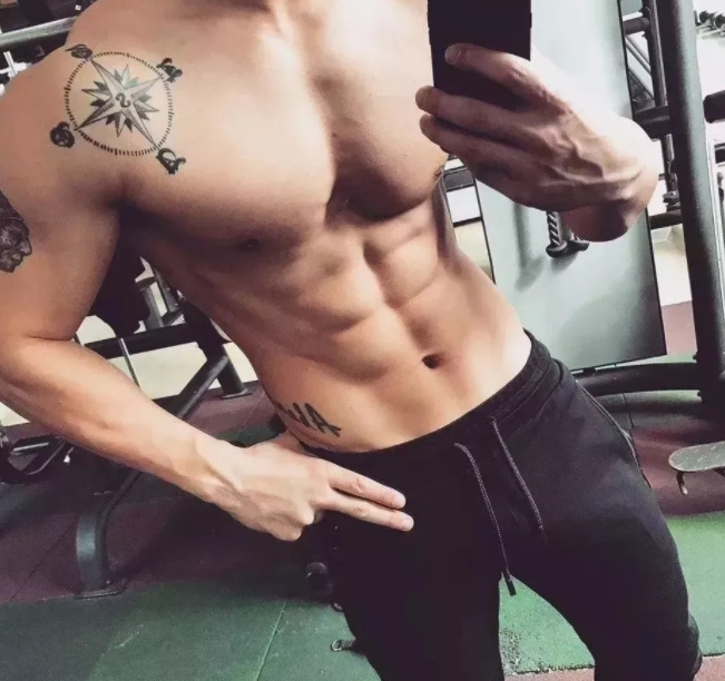 看点∣腱子肉男模兼职健身私教，霸气纹身配王字腹肌，你是押大or小？ - 51虹马