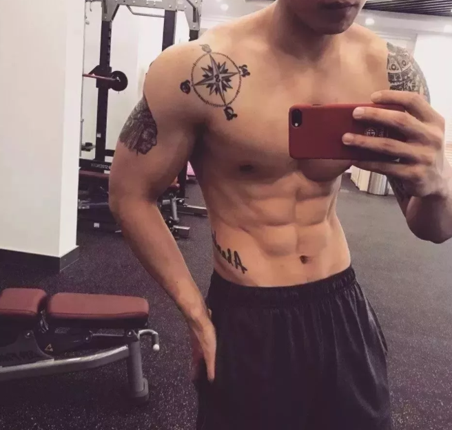 看点∣腱子肉男模兼职健身私教，霸气纹身配王字腹肌，你是押大or小？ - 51虹马