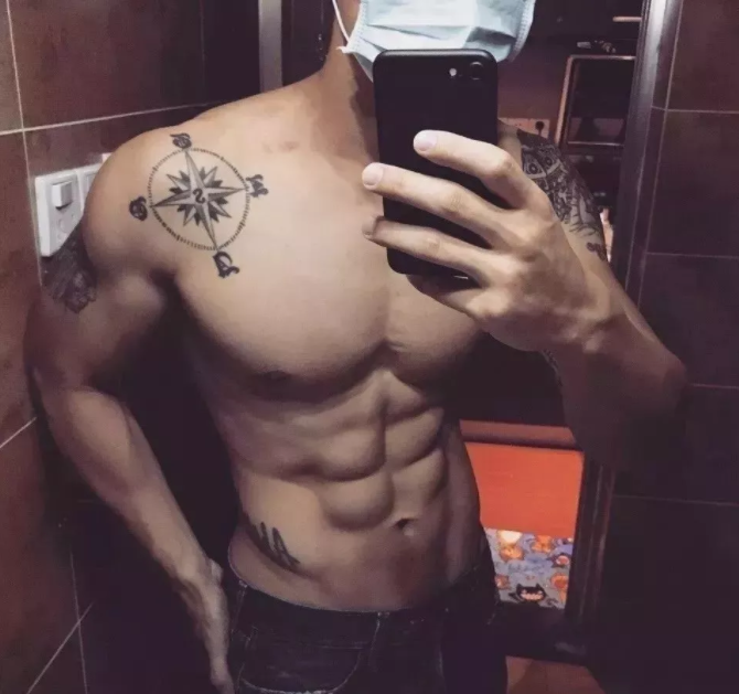 看点∣腱子肉男模兼职健身私教，霸气纹身配王字腹肌，你是押大or小？ - 51虹马