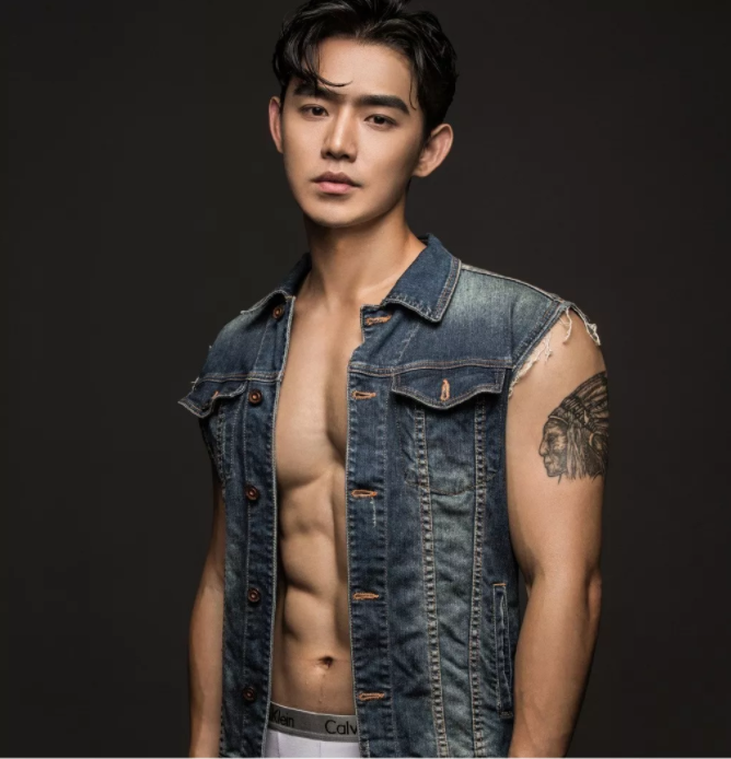 看点∣腱子肉男模兼职健身私教，霸气纹身配王字腹肌，你是押大or小？ - 51虹马