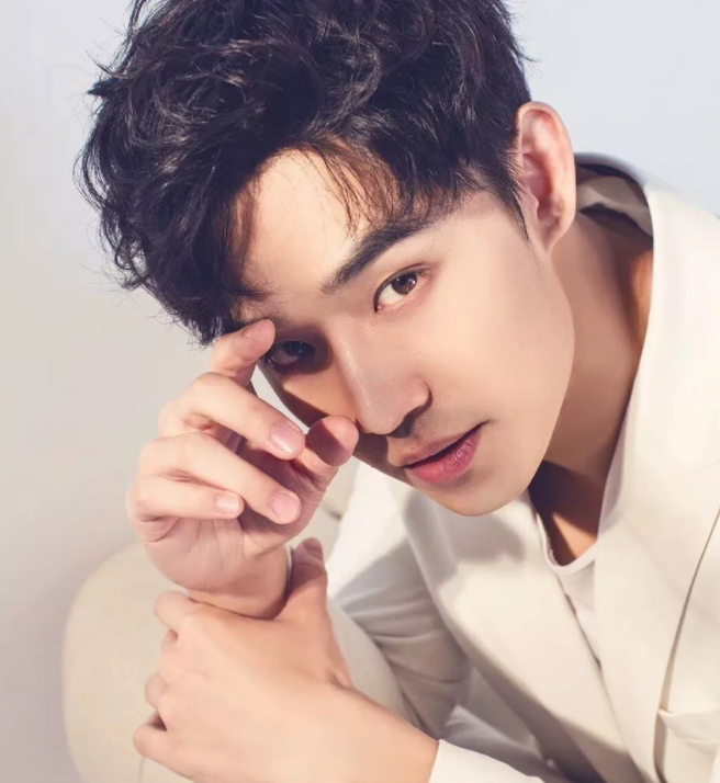 看点∣腱子肉男模兼职健身私教，霸气纹身配王字腹肌，你是押大or小？ - 51虹马