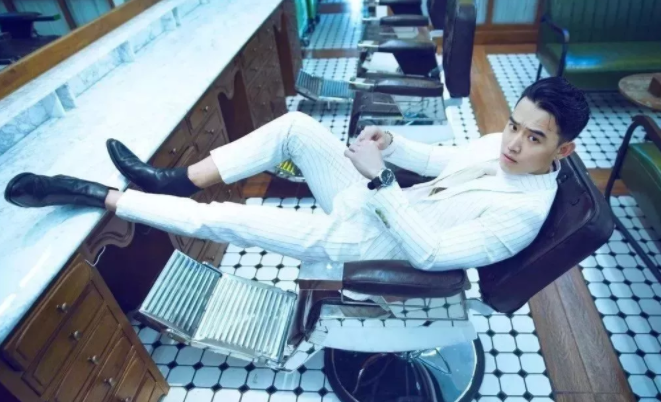 看点∣腱子肉男模兼职健身私教，霸气纹身配王字腹肌，你是押大or小？ - 51虹马