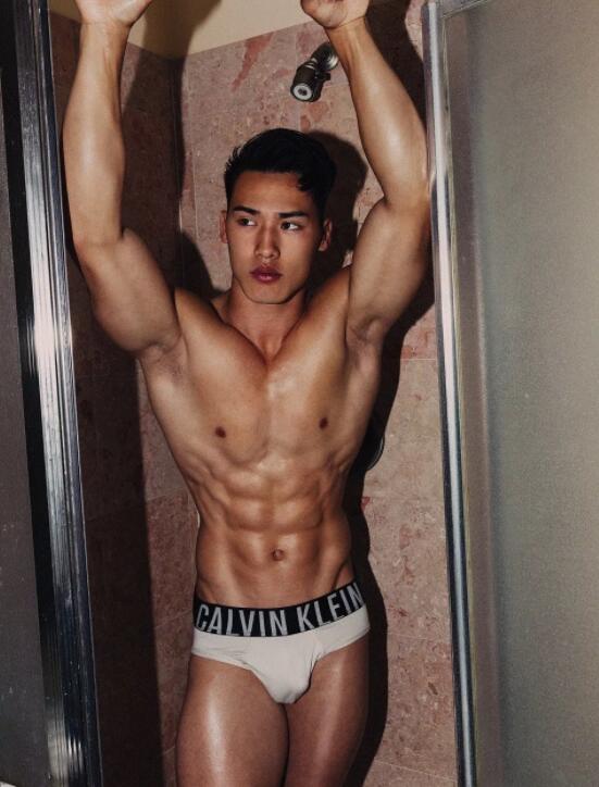 肌肉男模被21岁男孩玩弄鼓掌之间？ - 51虹马
