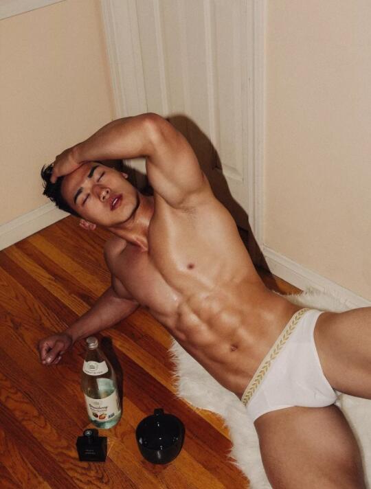 肌肉男模被21岁男孩玩弄鼓掌之间？ - 51虹马