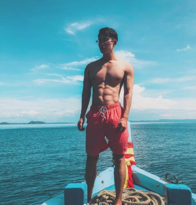 肌肉男模被21岁男孩玩弄鼓掌之间？ - 51虹马