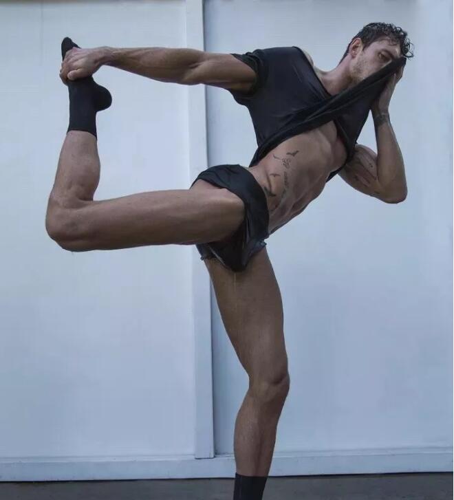 肌肉男模被21岁男孩玩弄鼓掌之间？ - 51虹马