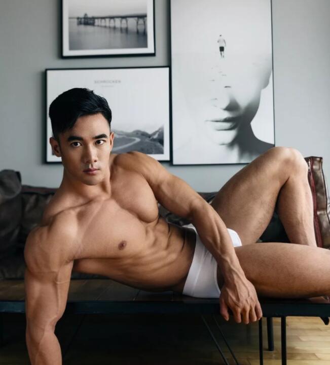 肌肉男模被21岁男孩玩弄鼓掌之间？ - 51虹马