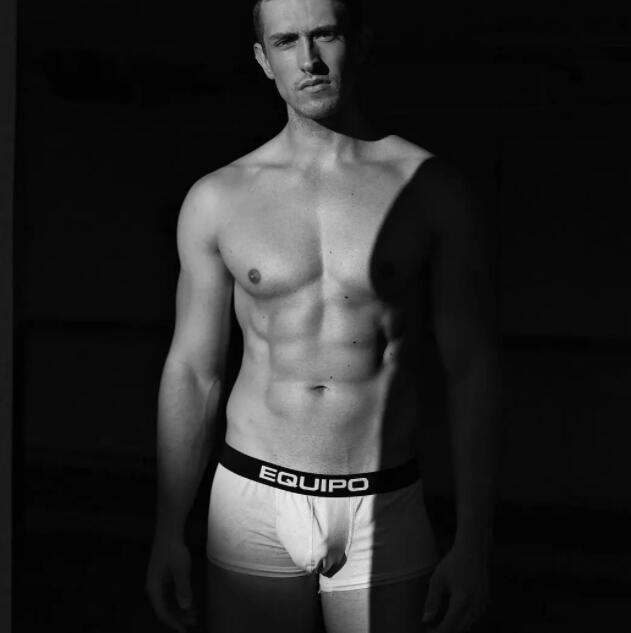 肌肉男模被21岁男孩玩弄鼓掌之间？ - 51虹马