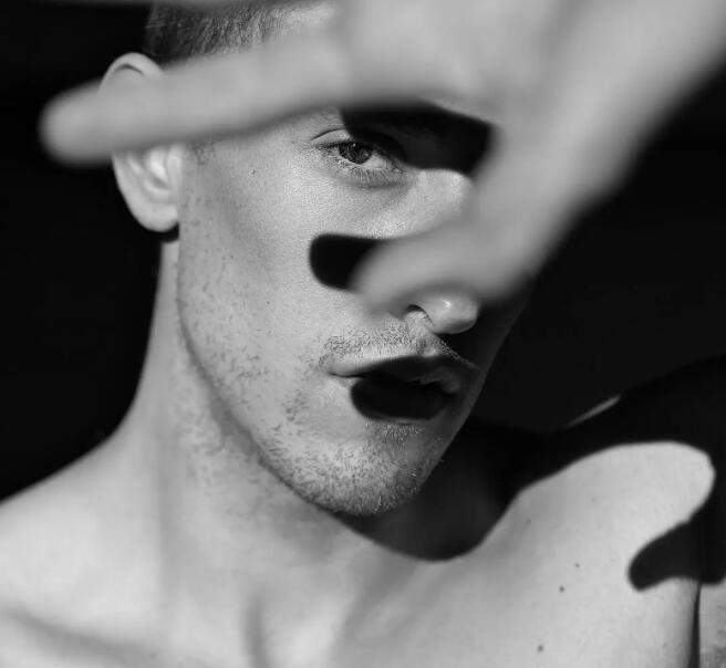 肌肉男模被21岁男孩玩弄鼓掌之间？ - 51虹马