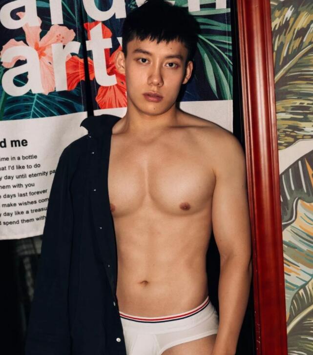 肌肉男模被21岁男孩玩弄鼓掌之间？ - 51虹马