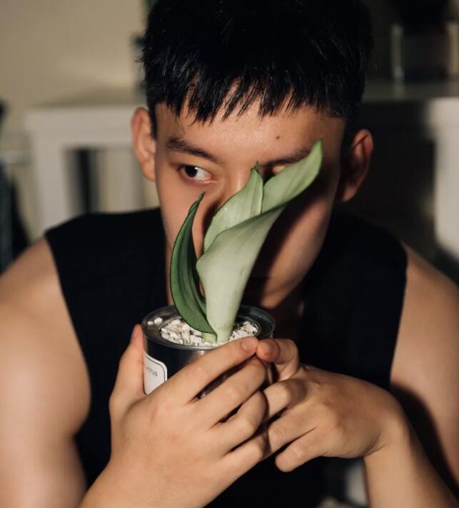 肌肉男模被21岁男孩玩弄鼓掌之间？ - 51虹马