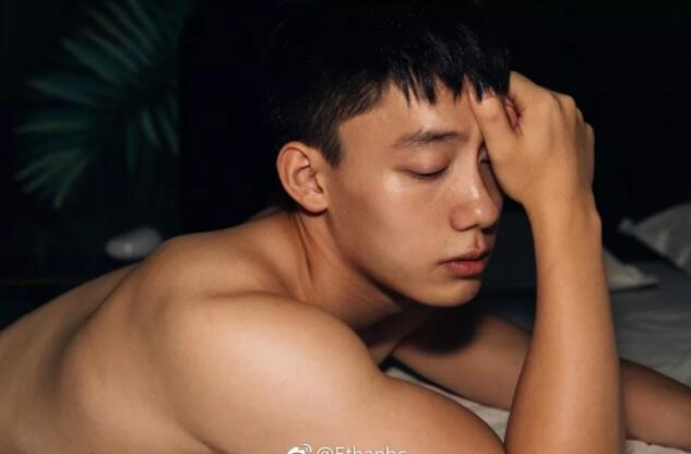 肌肉男模被21岁男孩玩弄鼓掌之间？ - 51虹马