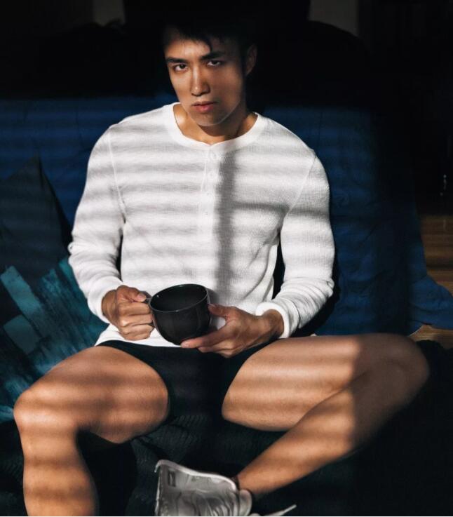 肌肉男模被21岁男孩玩弄鼓掌之间？ - 51虹马