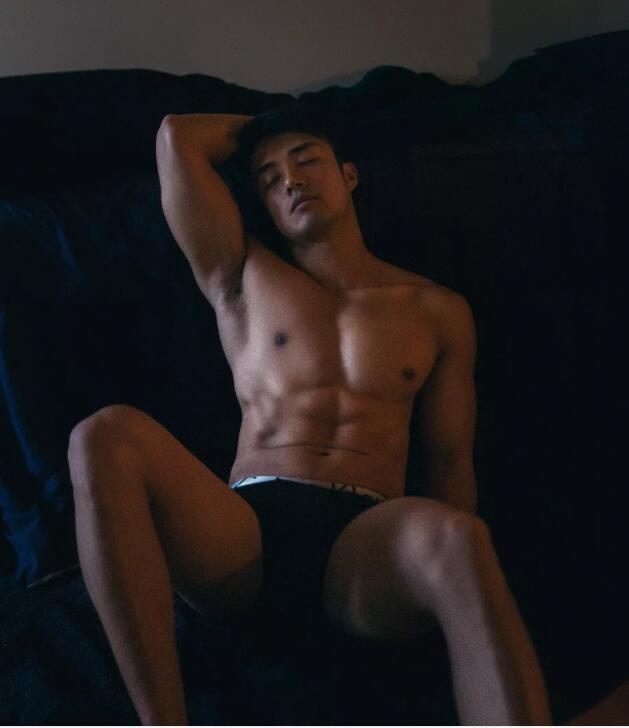 肌肉男模被21岁男孩玩弄鼓掌之间？ - 51虹马