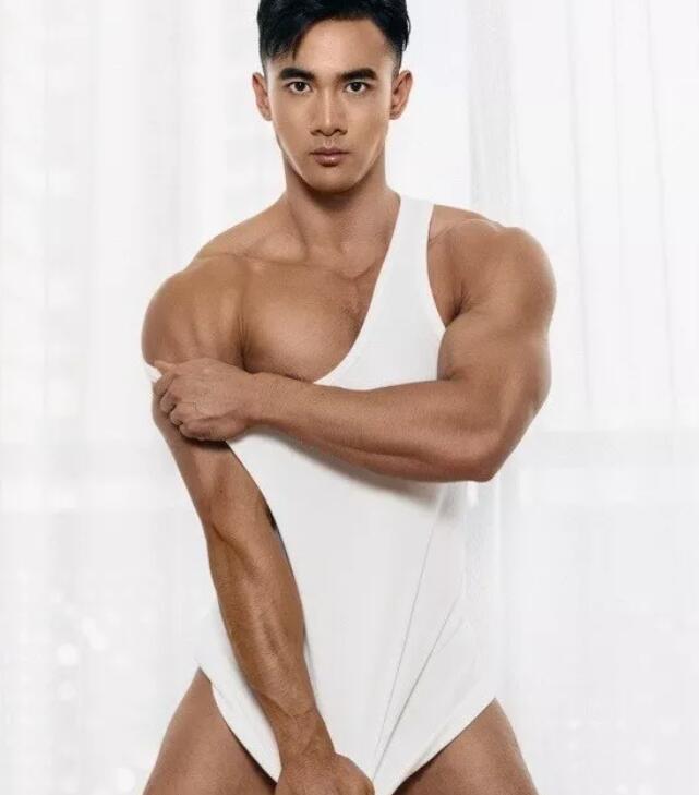 肌肉男模被21岁男孩玩弄鼓掌之间？ - 51虹马