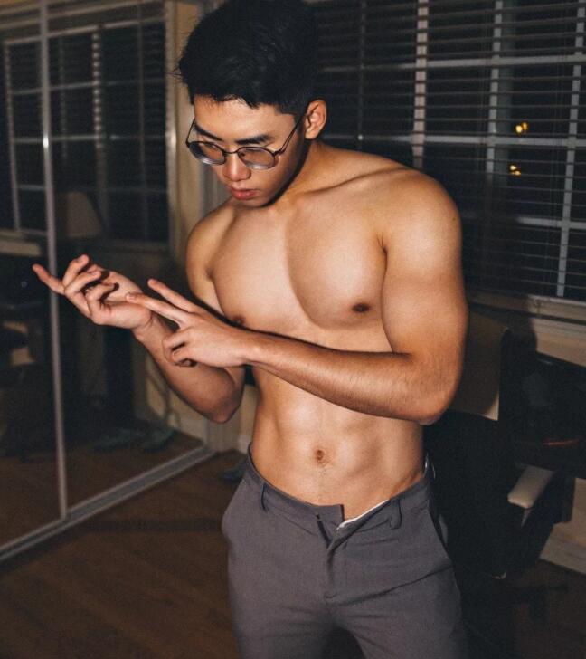 肌肉男模被21岁男孩玩弄鼓掌之间？ - 51虹马